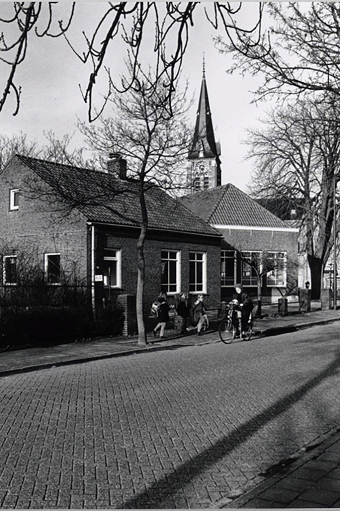 Aloysius jongensschool gefotografeerd vanaf de Deken Dr Dirckxweg het gebouw is ooit gesloopt voor appartementen.